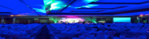 เวทีในห้องจัดเลี้ยง พร้อมไฟย้อมบรรยากาศทั้งห้อง